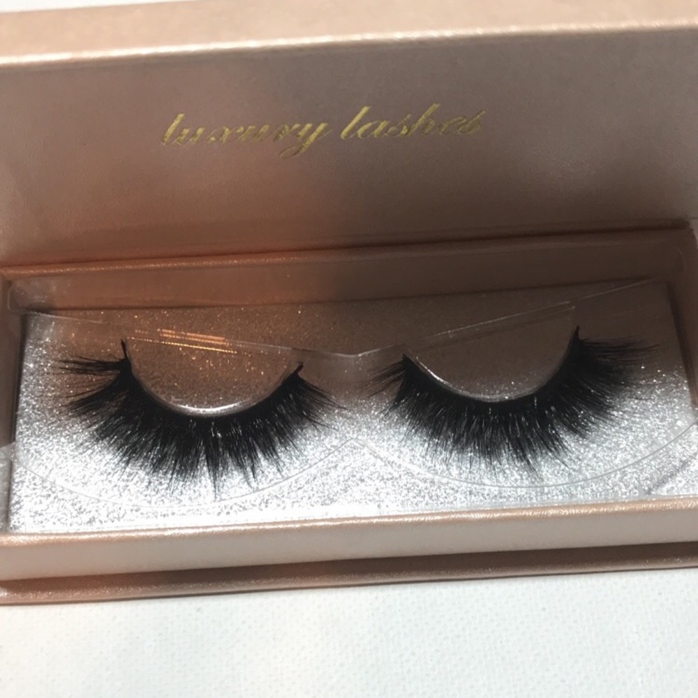 Dramatic false lashes - Picture 2 of 3